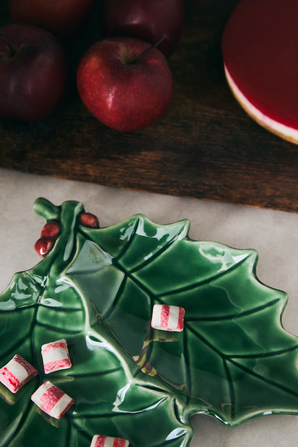 Figurative stoneware serving plate | H&M (UK, MY, IN, SG, PH, TW, HK)