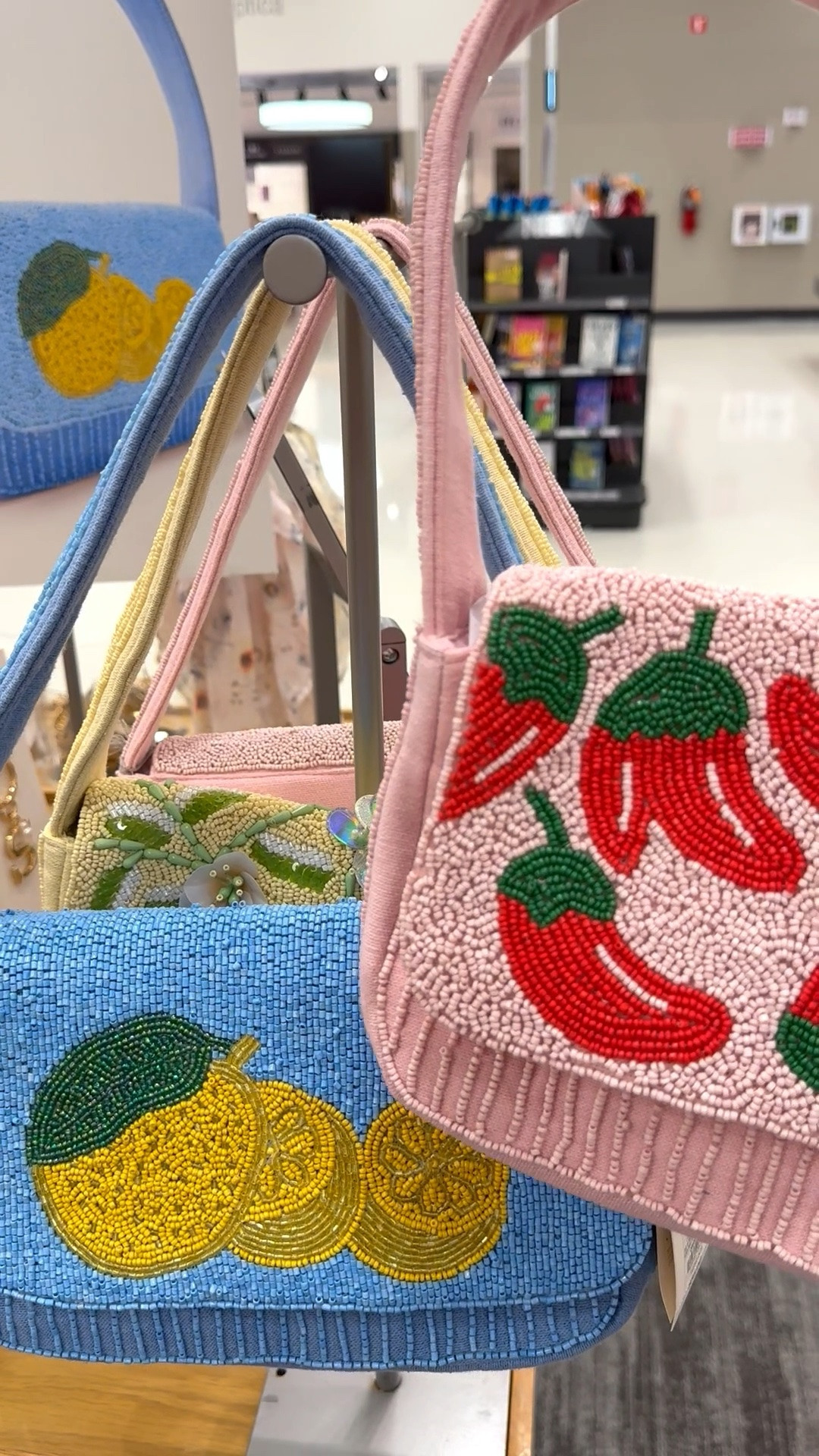 Beaded bags = summer ready!☀️🕶️

#beadedpurse #shoulderpurse #chilipeppersbeadedpurse #lemonsbeadedpurse #flowersbeadedpurse #target #daisybeadedpurse #summerpurse

#LTKSeasonal #LTKMidsize #LTKmomlife
