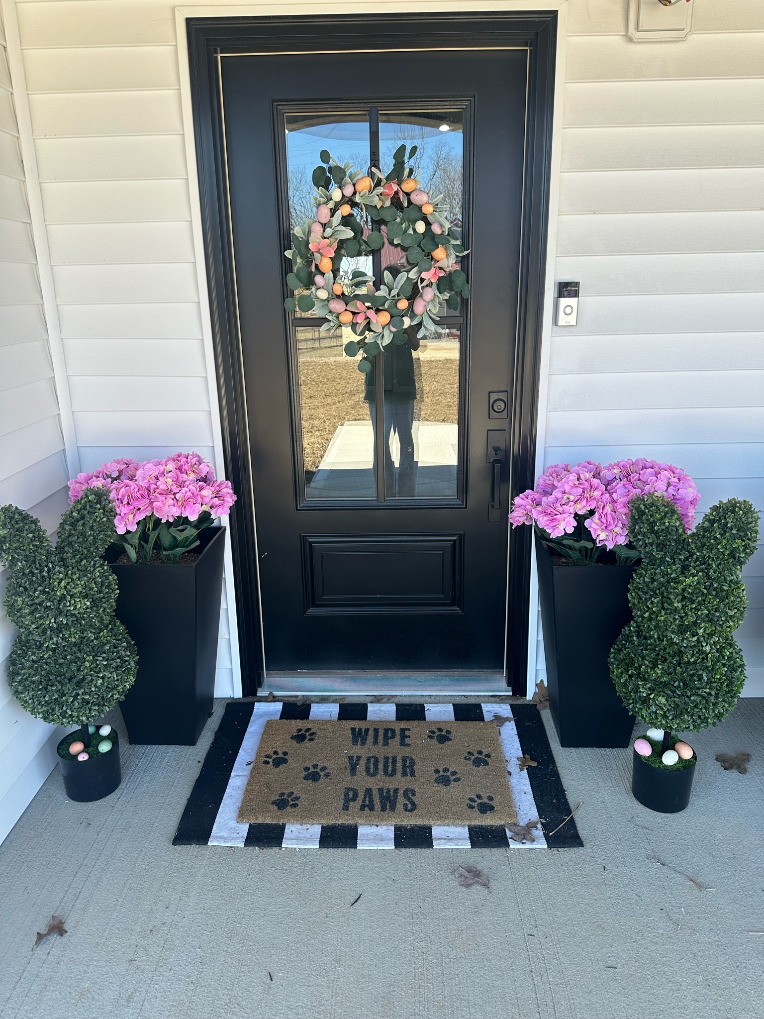 Easter front porch decor 🐰🌸🐣 #easterdecor #easteroutdoordecor #fauxflowers #amazonfinds 