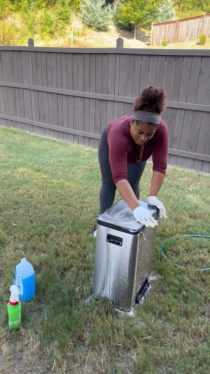 When’s the last time you’ve cleaned your trash can though ? 👀 #cleaningmotivations #ocedarmop #cleaning #cleanwithme #trashcancleaning

#LTKHome