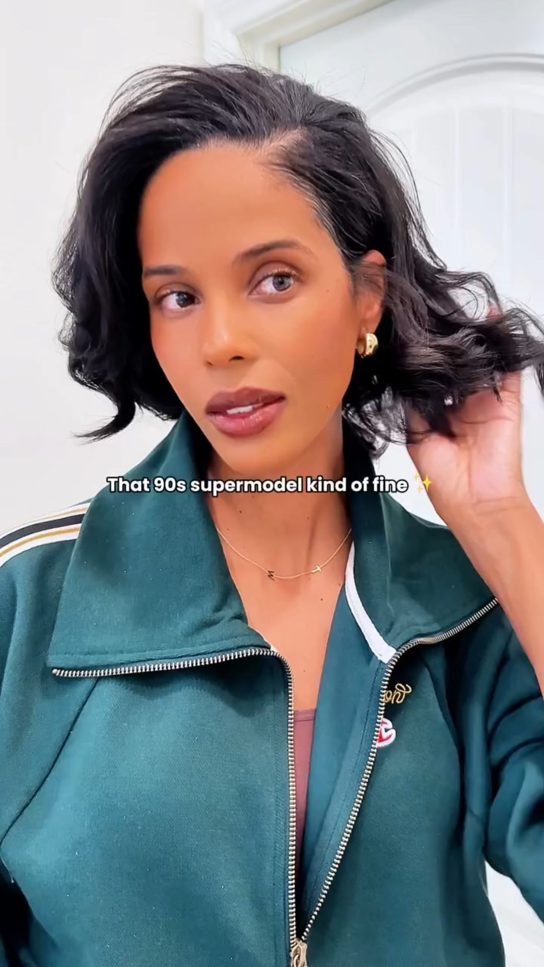 ‘90s pretty never missed and she’s not starting now 💕 #SephoraPartner Matte skin, rich lips, soft contour  it’s all live on my NEW Sephora Storefront 🪞✨ @sephora just launched a new way to shop my beauty lineup, and I’m obsessed💄 Link in bio & stories 🔗 go shop the look! 💅🏾

#fiveminutemakeup #beginnersmakeuptutorial 
#90sBeauty #FallMakeup #sephorahaul