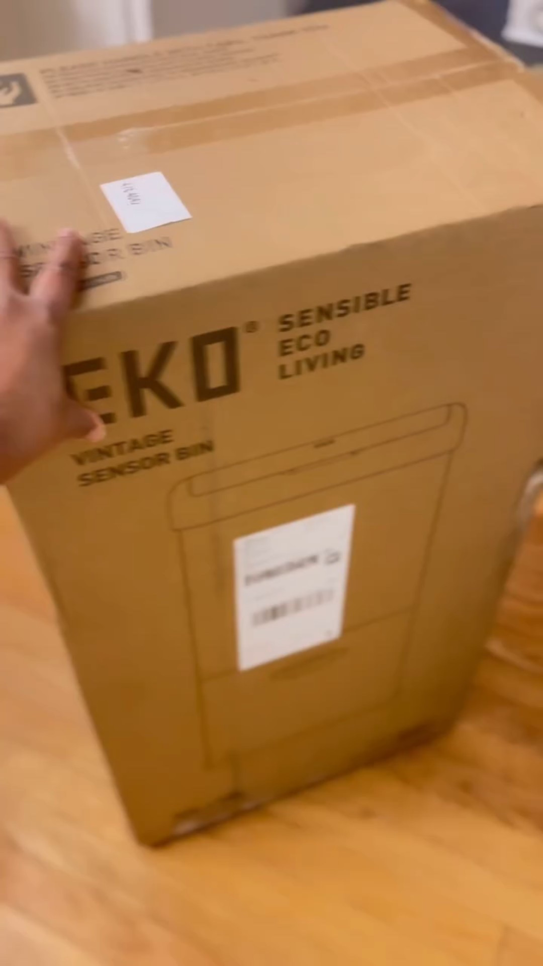 Hello IG fam! #linkinmybio 
Let's Step up your trash game with sleek design, touchless, fingerprint-resistant stainless steel, and ultimate convenience @eko.living 
with two spacious compartments trash and recycling .
 goodbye to hassle and hello to effortless waste management for every household!
like✨Comment✨Share✨
Follow @angedvabdecor for more inspiration 
click on my linktree to shop 🛍️
my home 🏡 

#ekohome #garbagecan #trashcan #kithcensensortrashcan #cleaningtips #amazonfinds #saturday #saturdayvibes