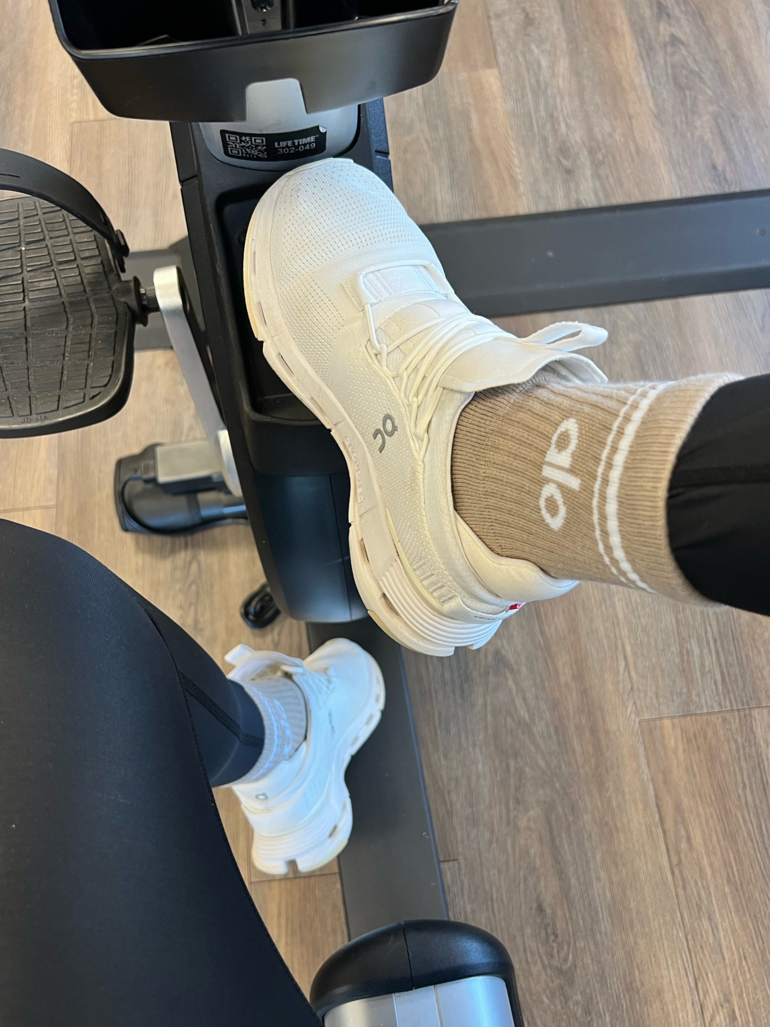 Best athletic sock!! They don’t sweat!  These keep your feet warm without the sweaty wet feel. They are the perfect athletic sock!  

#alosocks #alo #athleticsocks #performancesocks

#LTKActive #LTKTravel #LTKFitness