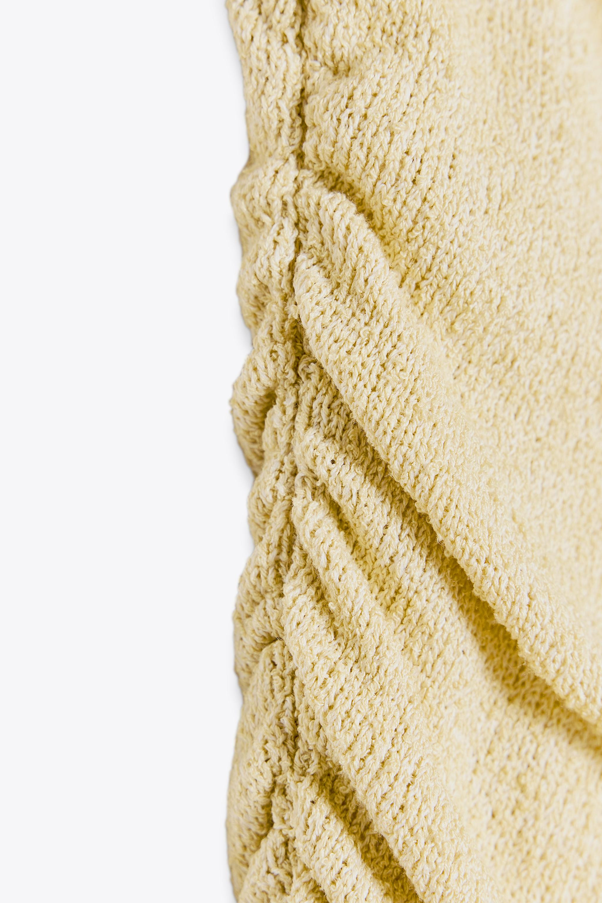 Flowy halter neck dress with bare shoulders. Contrasting fabric combination and side draping deta... | Zara US