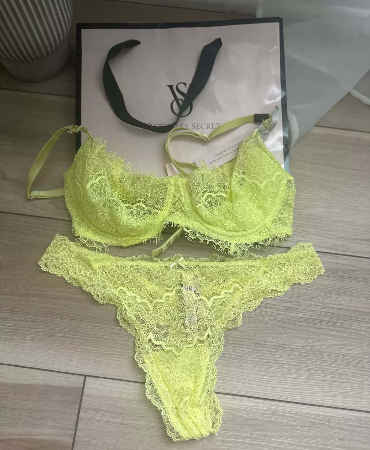 SALE | Pre-Owned Victoria’s Secret Unlined Lace Bra/No Padding | Yellow |34C