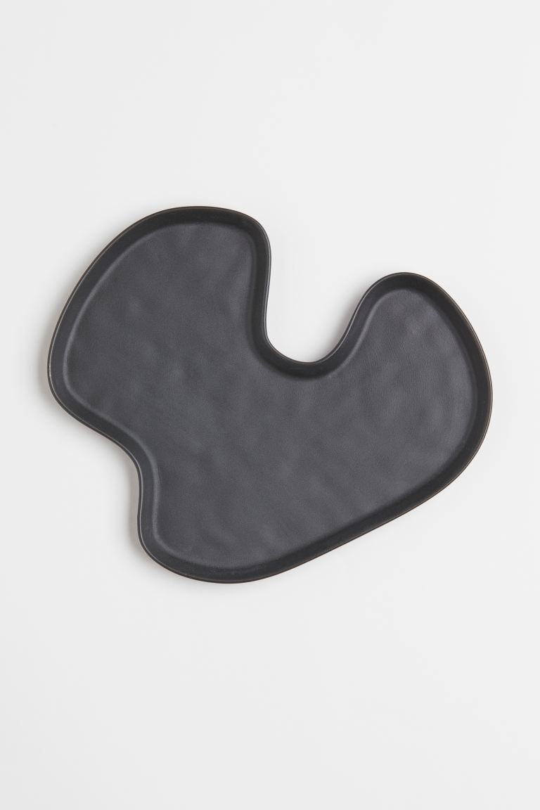 Tray in glazed stoneware. Irregular shape with a low rim. Height 1/2 in. Length 10 1/4 in. Width ... | H&M (US + CA)