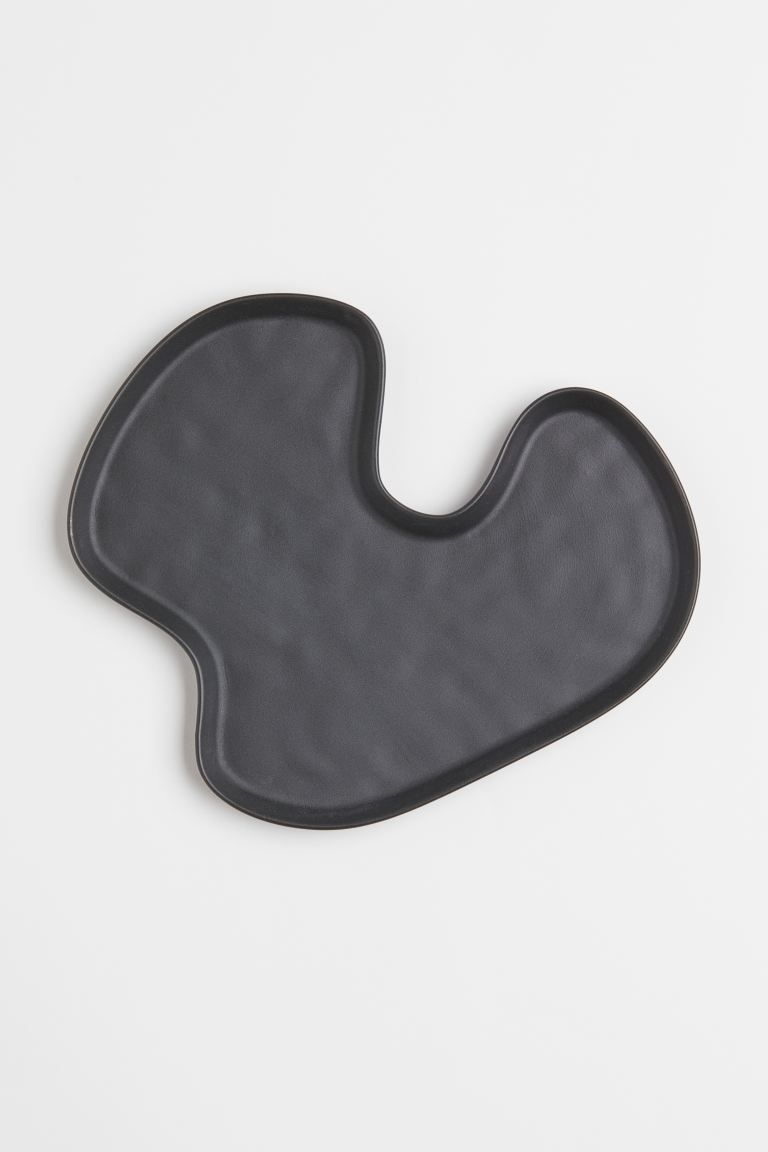 Tray in glazed stoneware. Irregular shape with a low rim. Height 1/2 in. Length 10 1/4 in. Width ... | H&M (US)