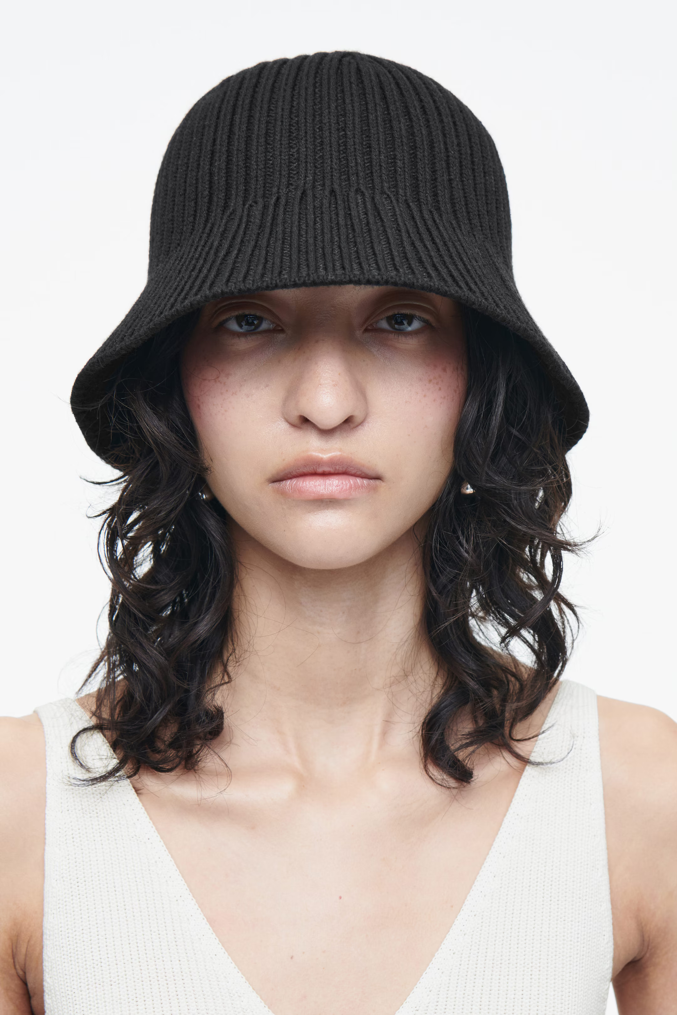 RIBBED-KNIT BUCKET HAT - BLACK | COS (AU)