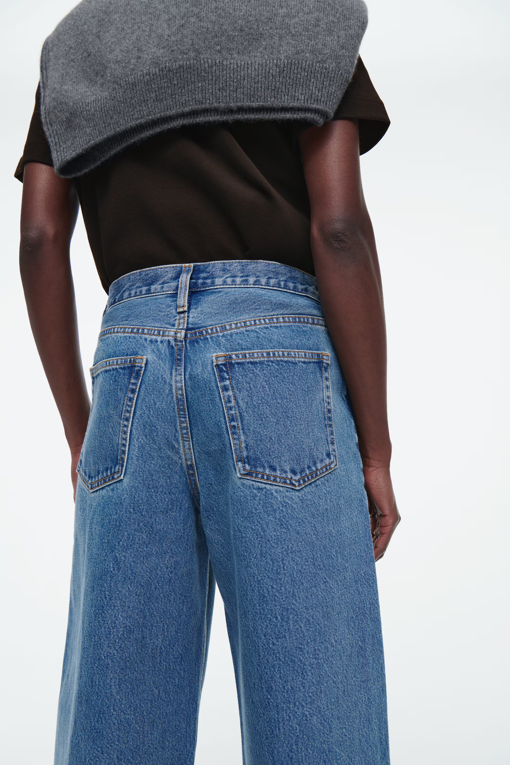ARCH TAPERED JEANS - MID BLUE | COS (EU)