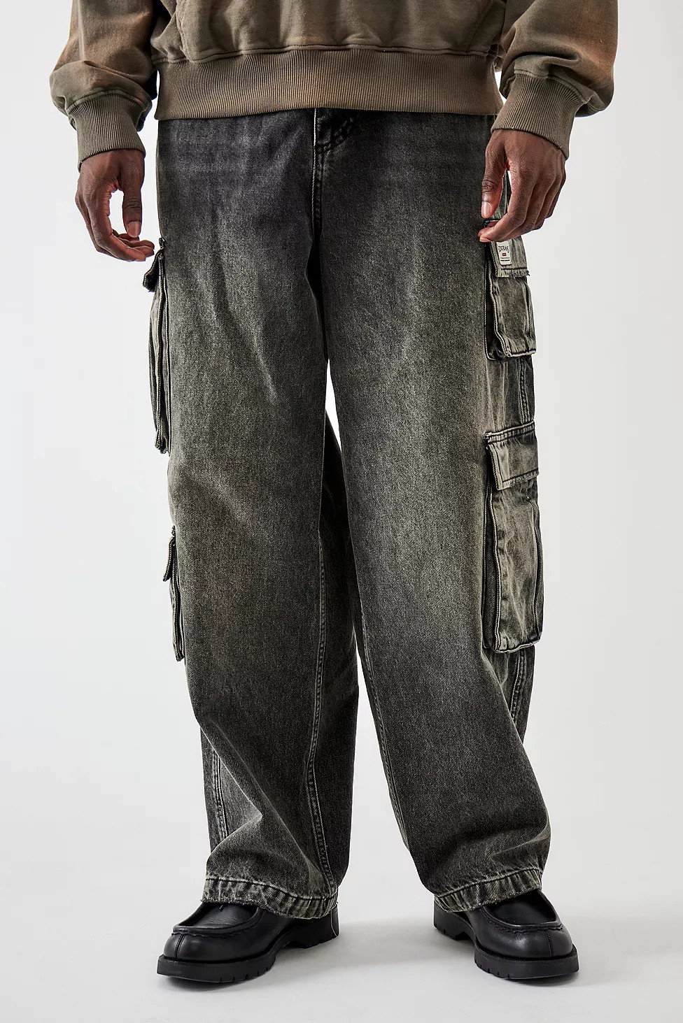 BDG Heavy Wash Multi-Pocket Cargo Jeans | Urban Outfitters (EU)