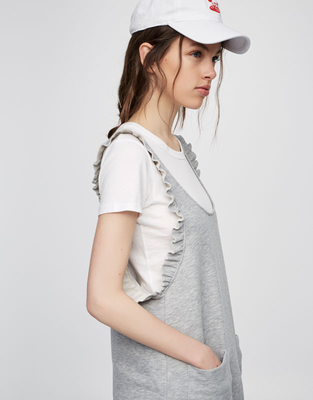 Latzkleid mit Seitenschlitzen und Volantträgern | Pull & Bear DE