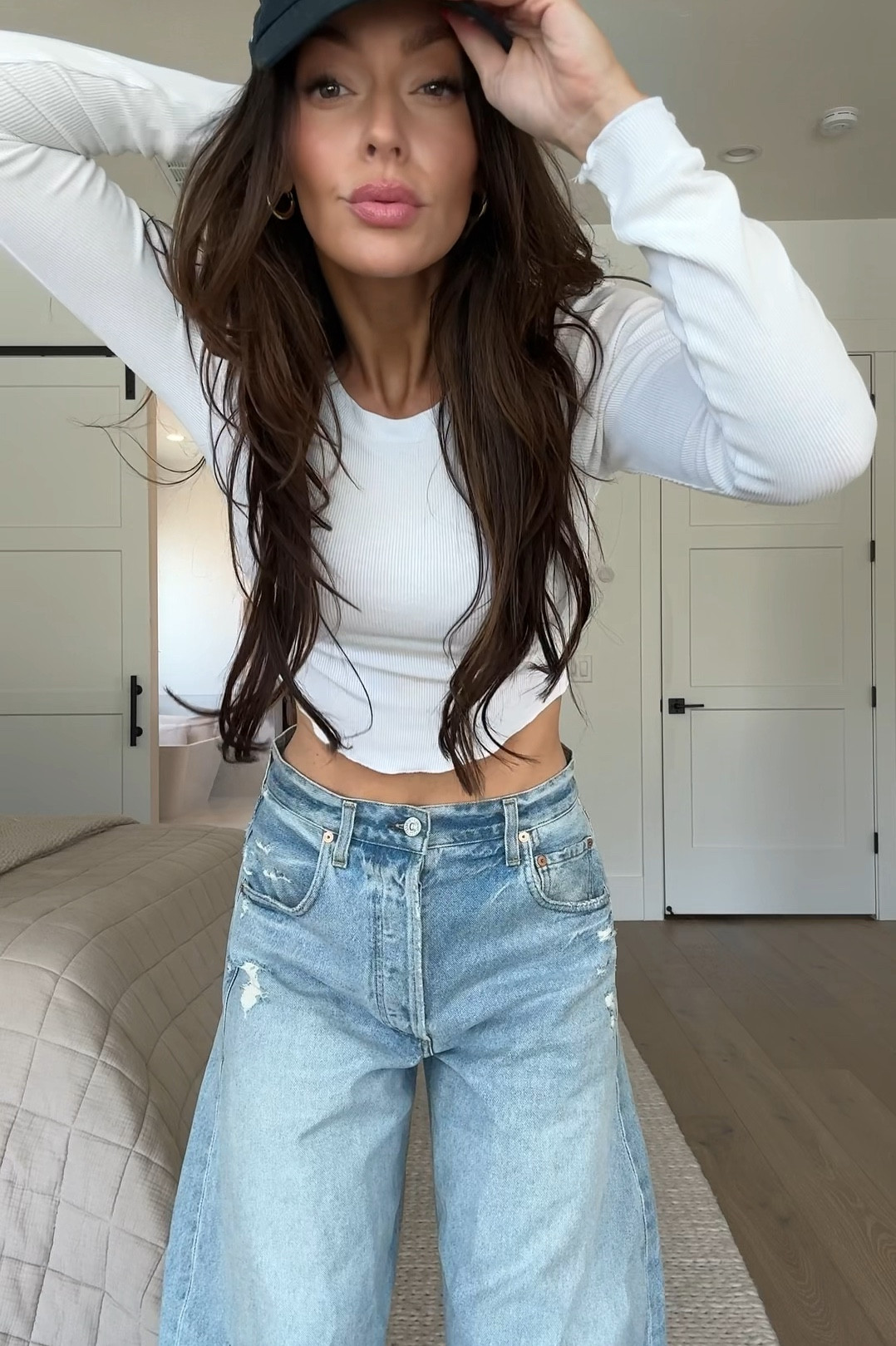 Fall ootd  Easy simple fit to run errands and head to a basketball game. I’ll never get over how much I love barrel jeans. 

NYC baseball hat
Gucci crossbody bag 
Barrel jeans 
Barrel jeans outfit
Fall ootd 
OOTD 