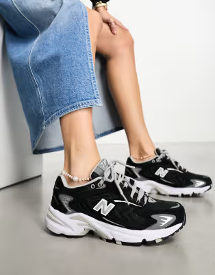 New Balance 725 trainers in black | ASOS (Global)