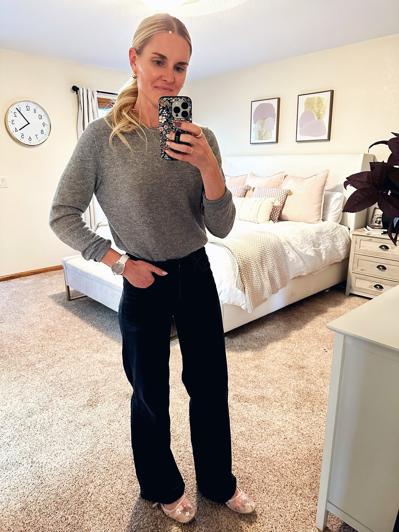 Quince cashmere sweater (S) + Quince wide leg jeans (25) 🩶🖤

I did go up a size in the sweater but wish I would have stuck with my original size. (But I do prefer a more fitted fit.)

#LTKSeasonal #LTKHoliday #LTKOver40