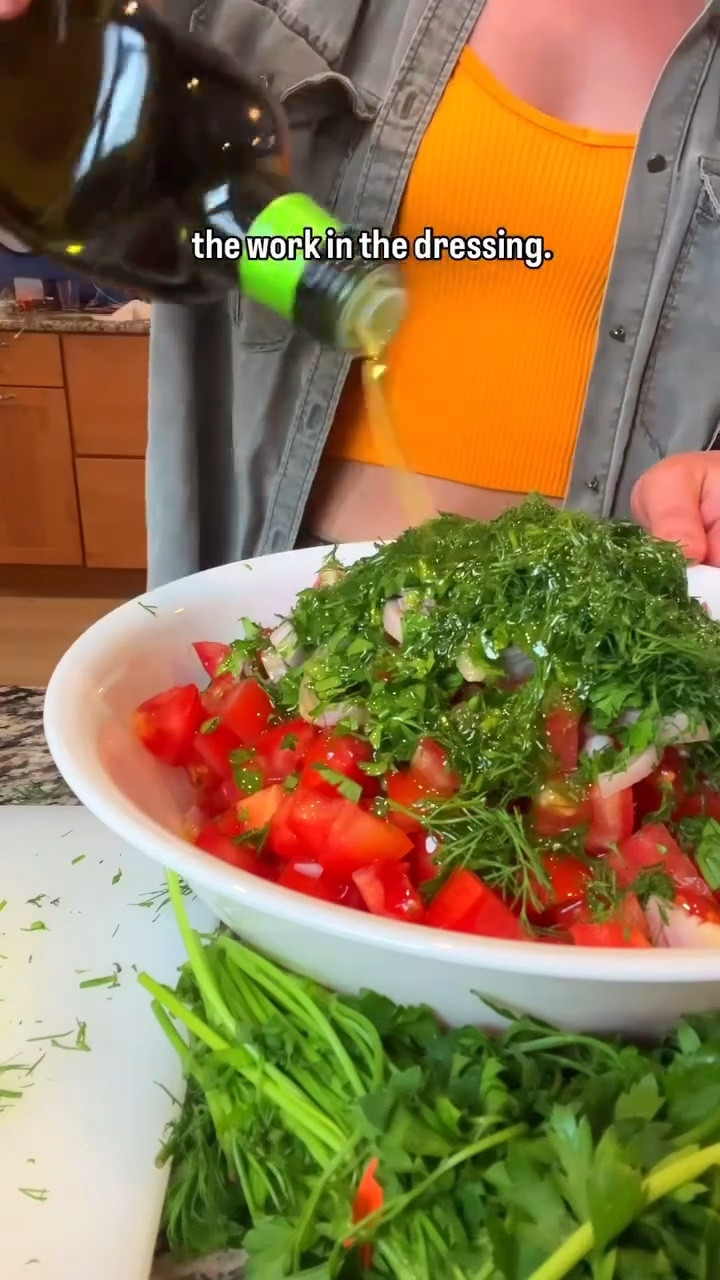 It’s finally tomato season and I am HERE for it.
.
So easy to throw together *without measuring*.
.
Just eyeball it my dear!
.
#tomatosalad #summertomatorecipe #summersalad #freshtomato #tomatofetasalad #toddlermom #foodstylist #recipe #contentcreator #foodugc #jerseytomatoes