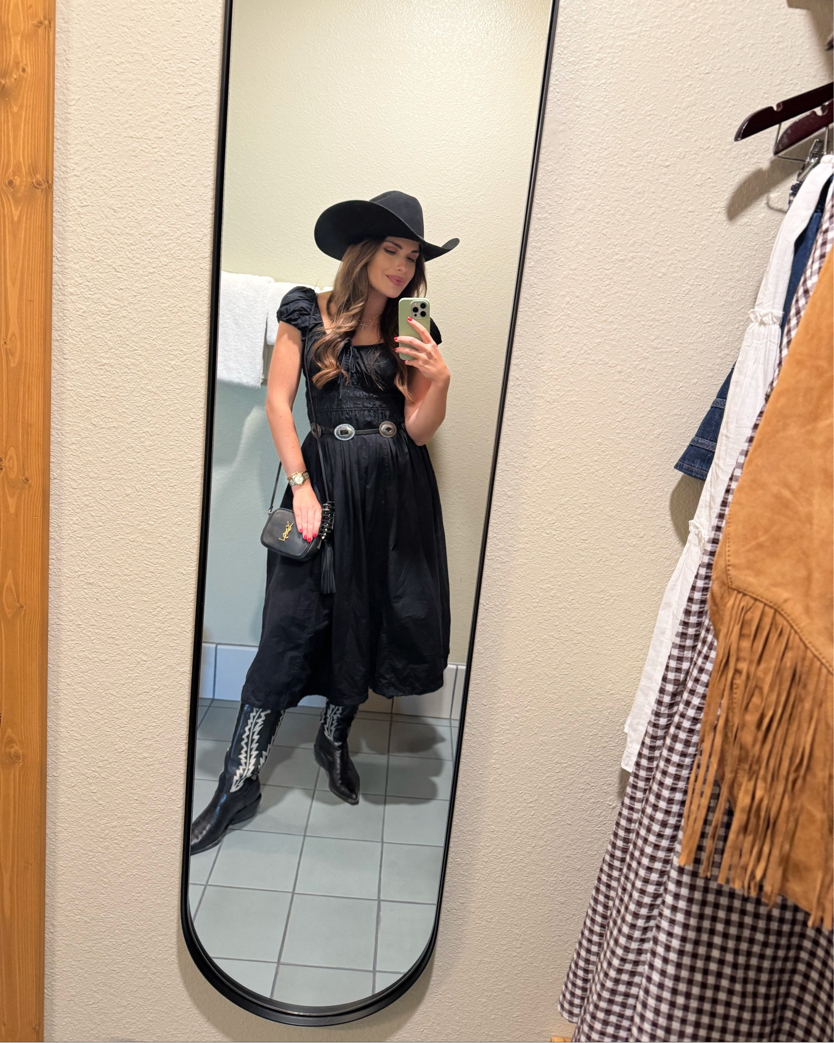 One of my top 5 most worn dresses 🖤 Linked it in every color + the sleeveless version 