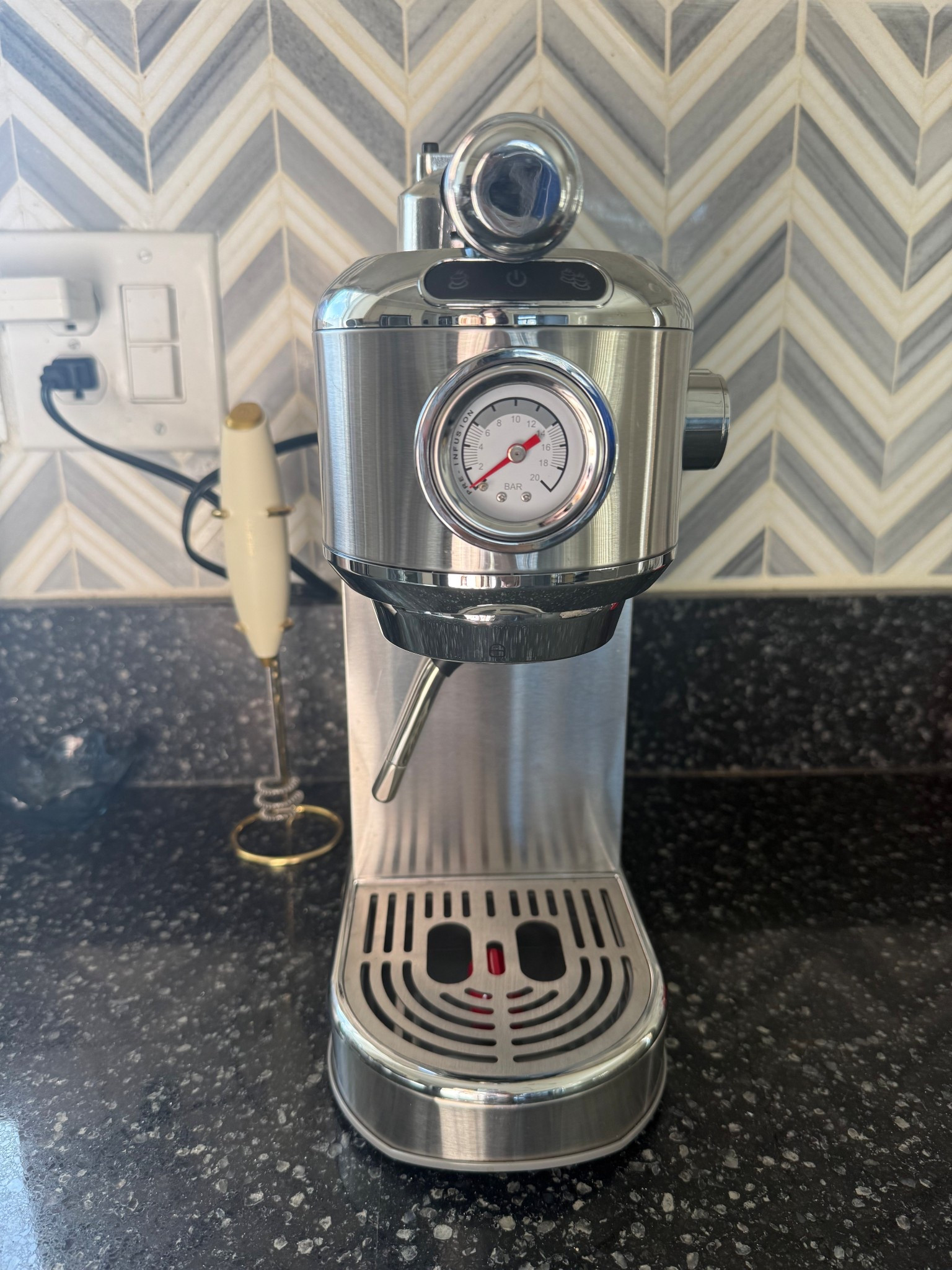 If you’re like me and spend way too much on lattes, get yourself an espresso machine and do it yourself! This one is super easy to use. I’ve linked my essentials. 

#LTKHome #LTKGiftGuide
