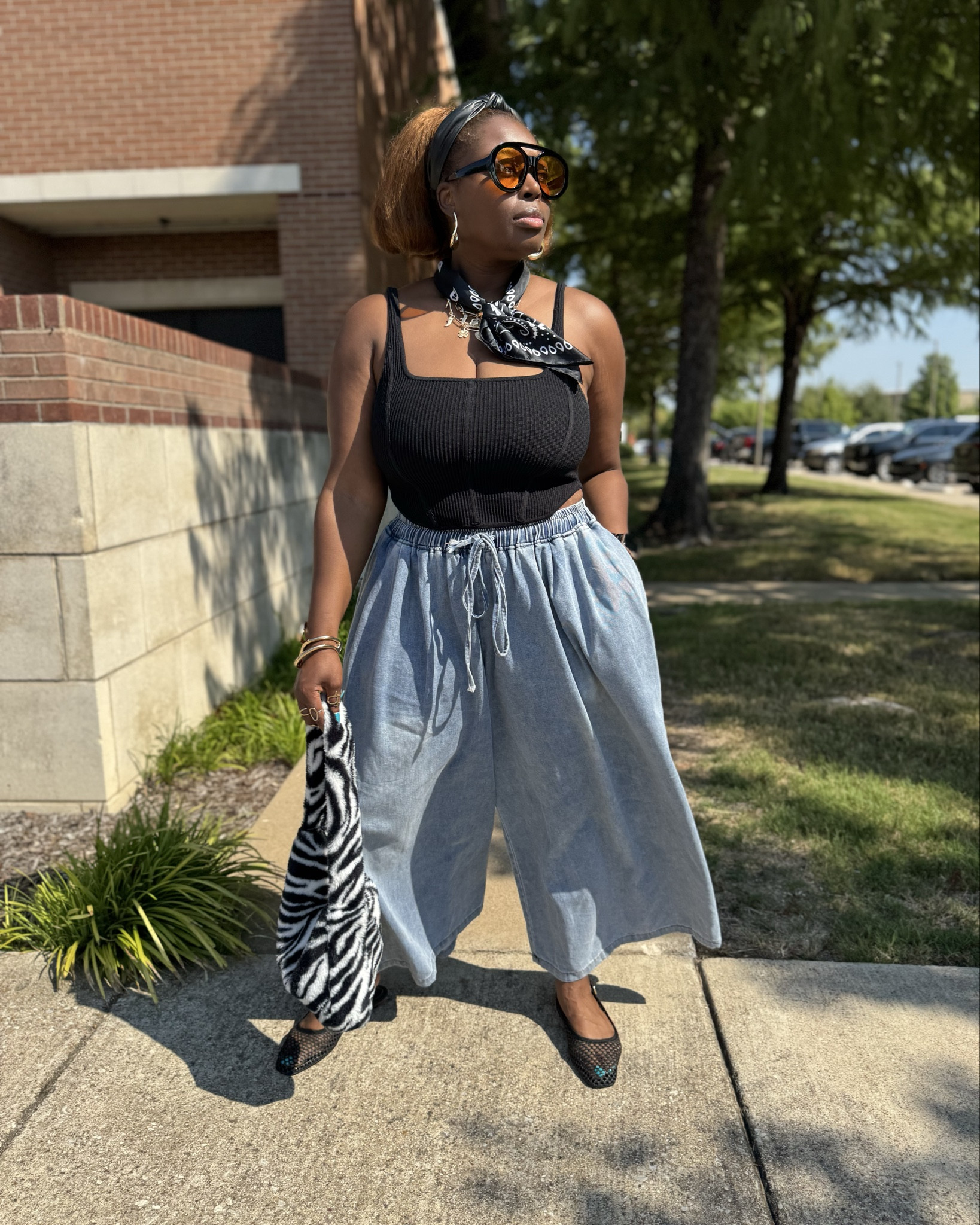 Courtside vibes, mom edition
🖤✨Effortless, comfy and still cute. Jeans, corset and some flats with some accessories and you are good to go! 

#fashion #style #momstyle #midsizefashion #ootd #dallasinfluencer #weekendfit


#LTKFindsUnder100 #LTKMidsize #LTKStyleTip