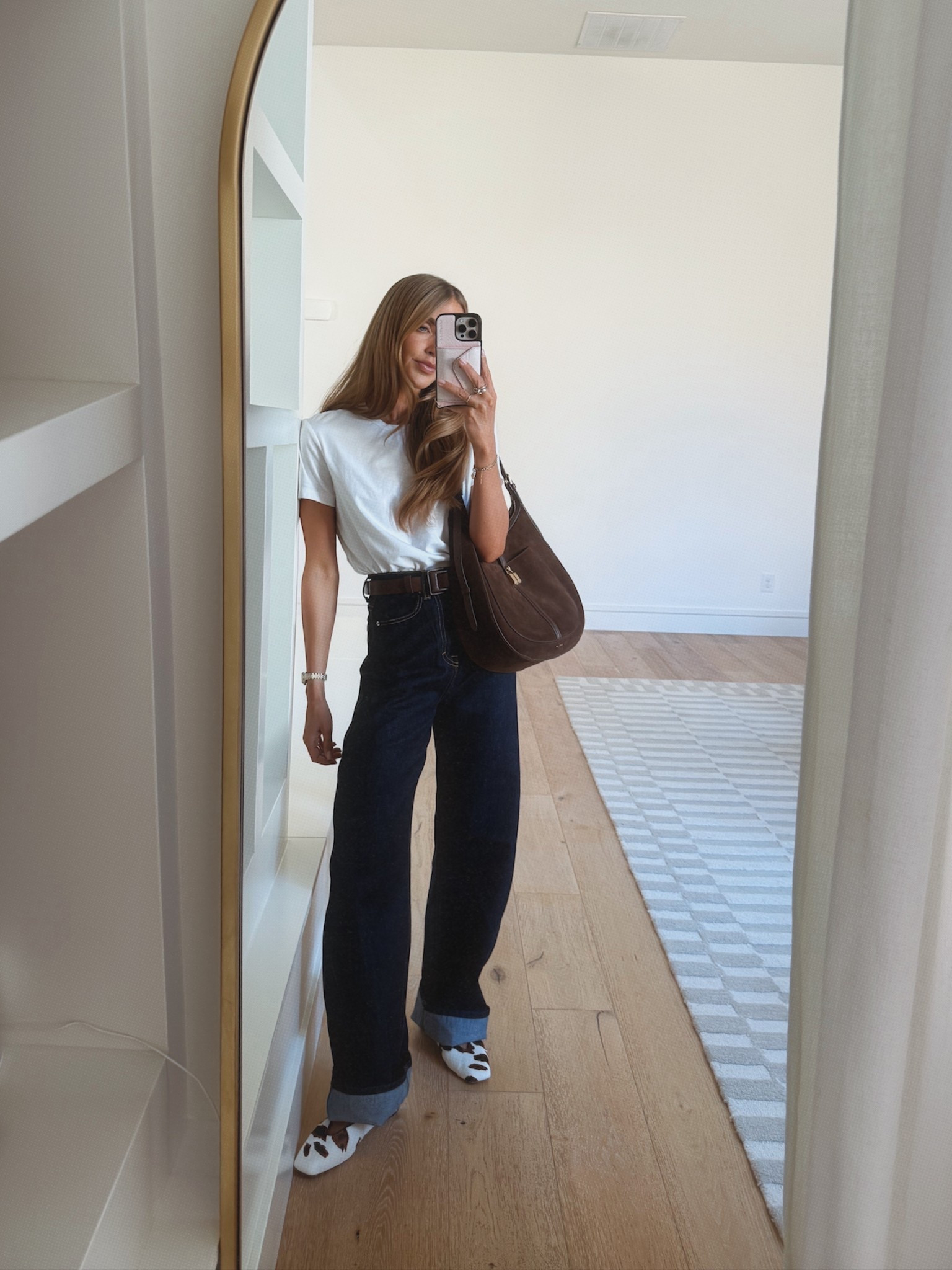 Just a bunch of classics here 👏🏻

Shirt small
Jeans 24
