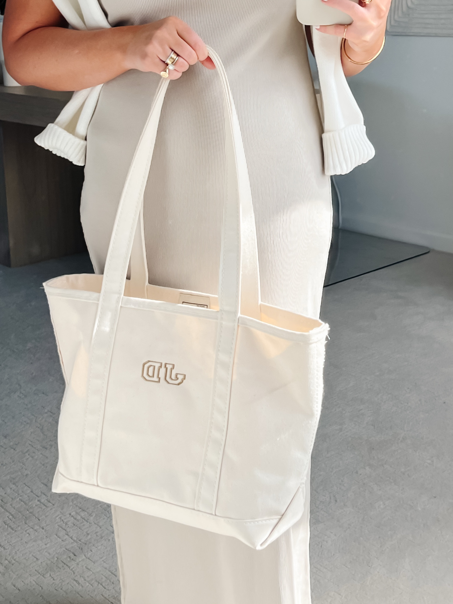 LLBean Boat + Tote Bag Monogrammed
Organizer insert

DETAILS 👇🏻
SIZE: Medium with long handle
COLOR: Natural
MONOGRAM: Athletic Font in Dark Khaki