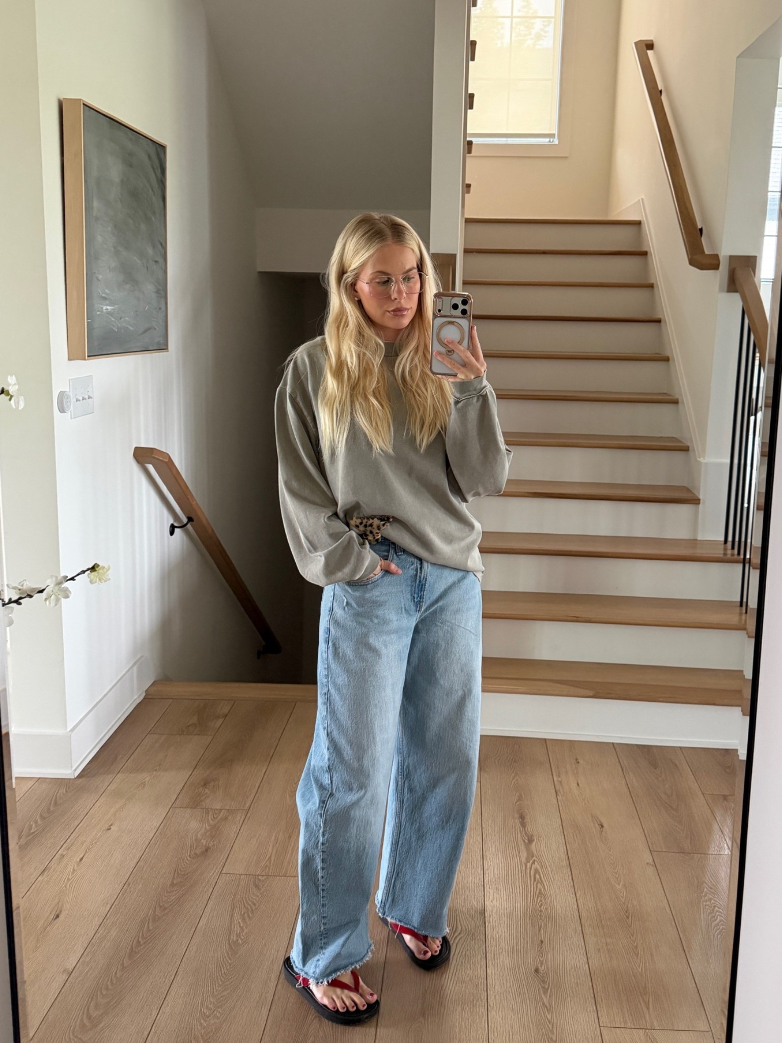 SIZE: 29 reg in jeans (+3 pp size), small in top