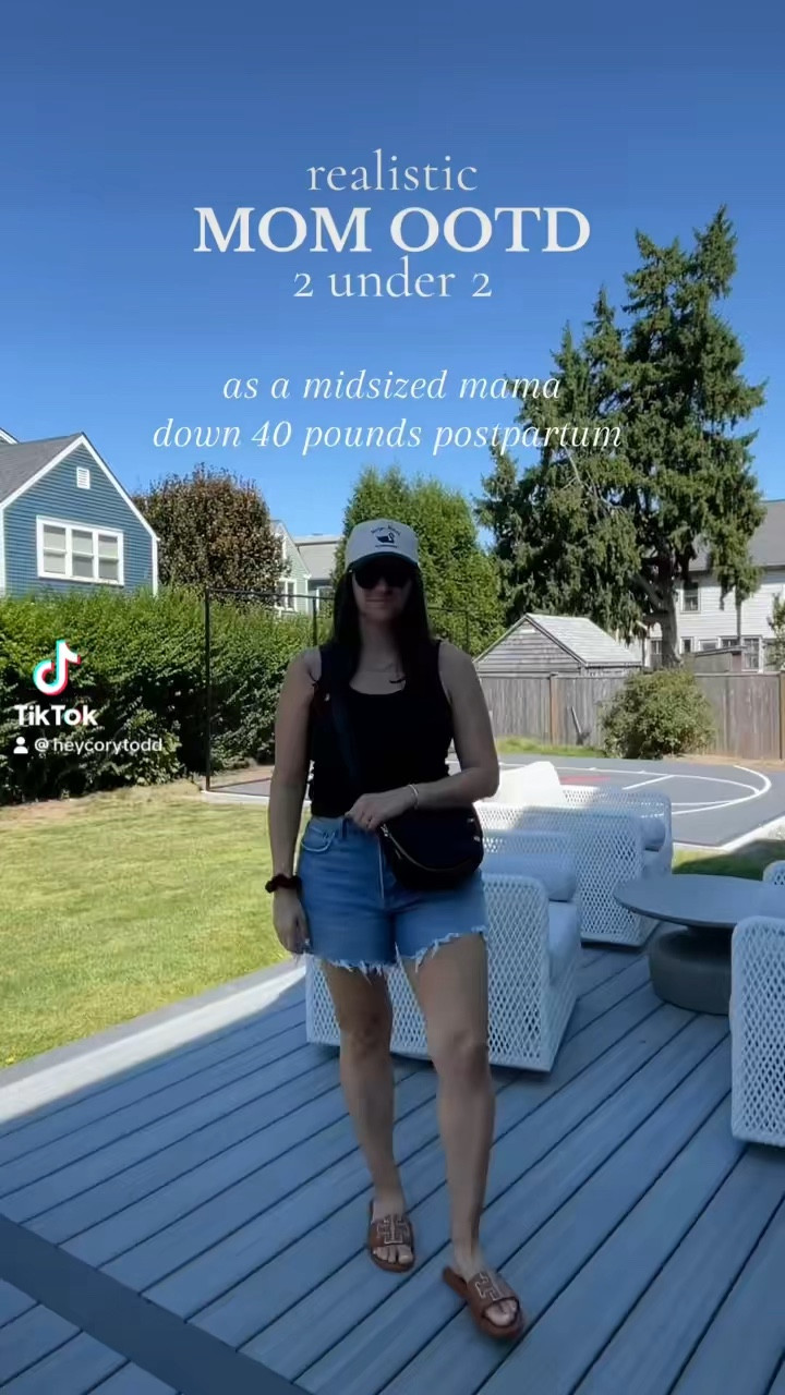 Casual outfit
Aerie tank top
Abercrombie denim shorts
Tory Burch slides
Lululemon festival bag
Huega house hat