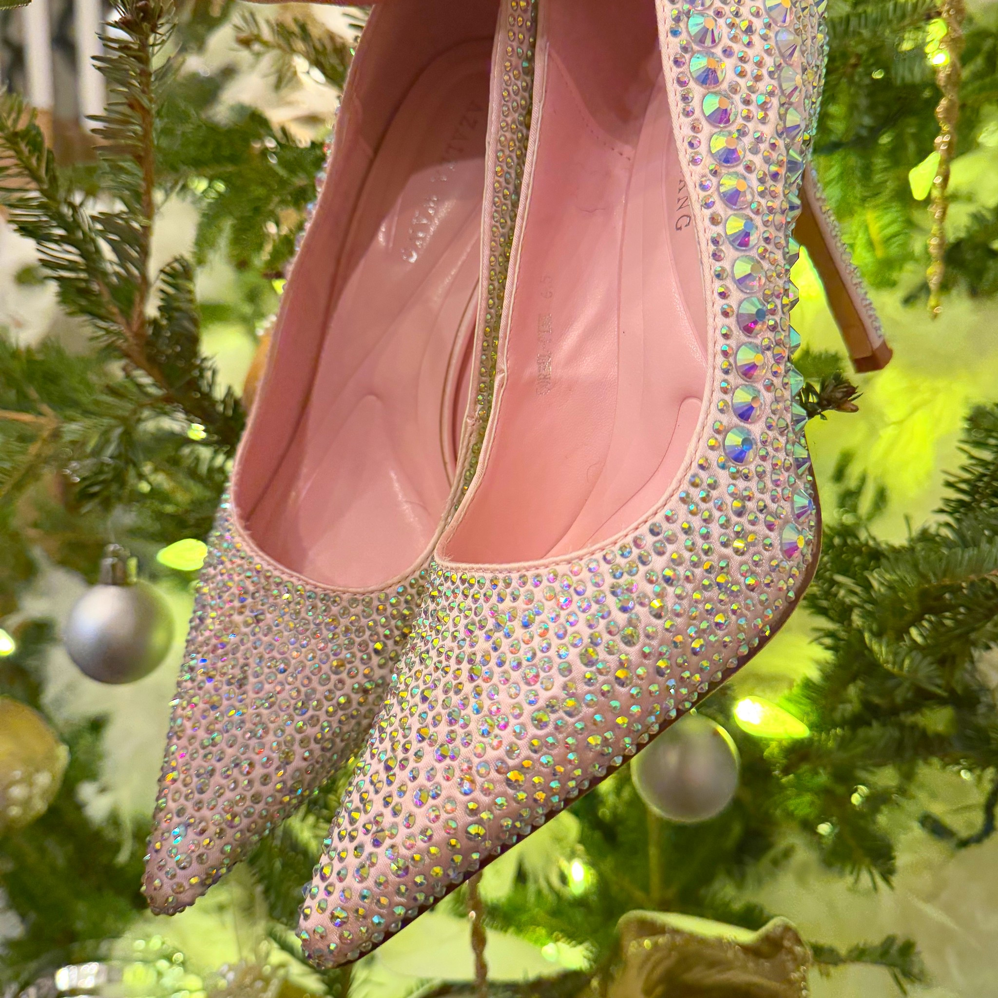 Holiday heels for a holiday date night !!!! 

Holiday outfit 
Merry Christmas 
Winter date night
Date night outfit 
Date night
Glitter shoes
Game day 
Sparkle
Game day outfit 
Outfit of the day 
Jessicakhaas 
Speedpainter 
Event planner
Holiday outfit
Holiday shoes 
Christmas party outfit
Christmas party
Sparkle
Shoe 

#LTKGiftGuide #LTKSeasonal #LTKHoliday