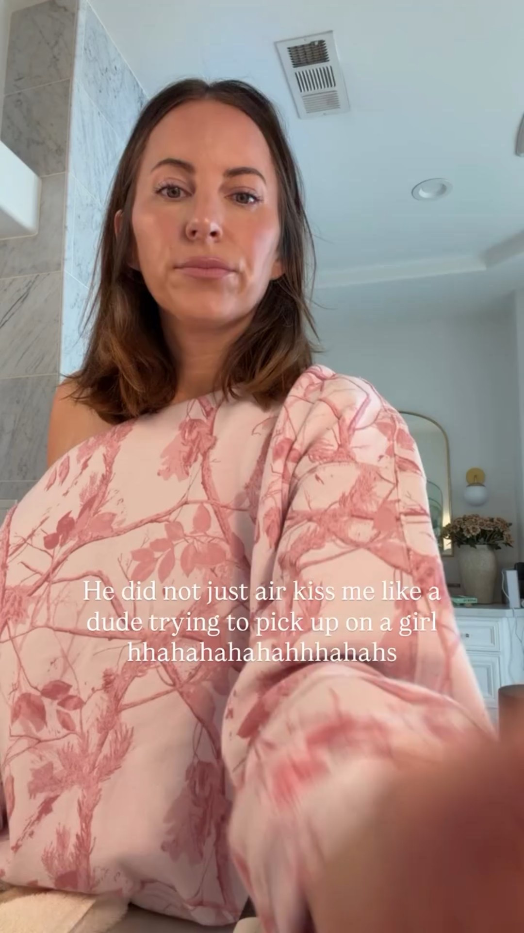 He did not just air kiss me like a dude trying to pick up on a girl hhahahahahahhhahahs