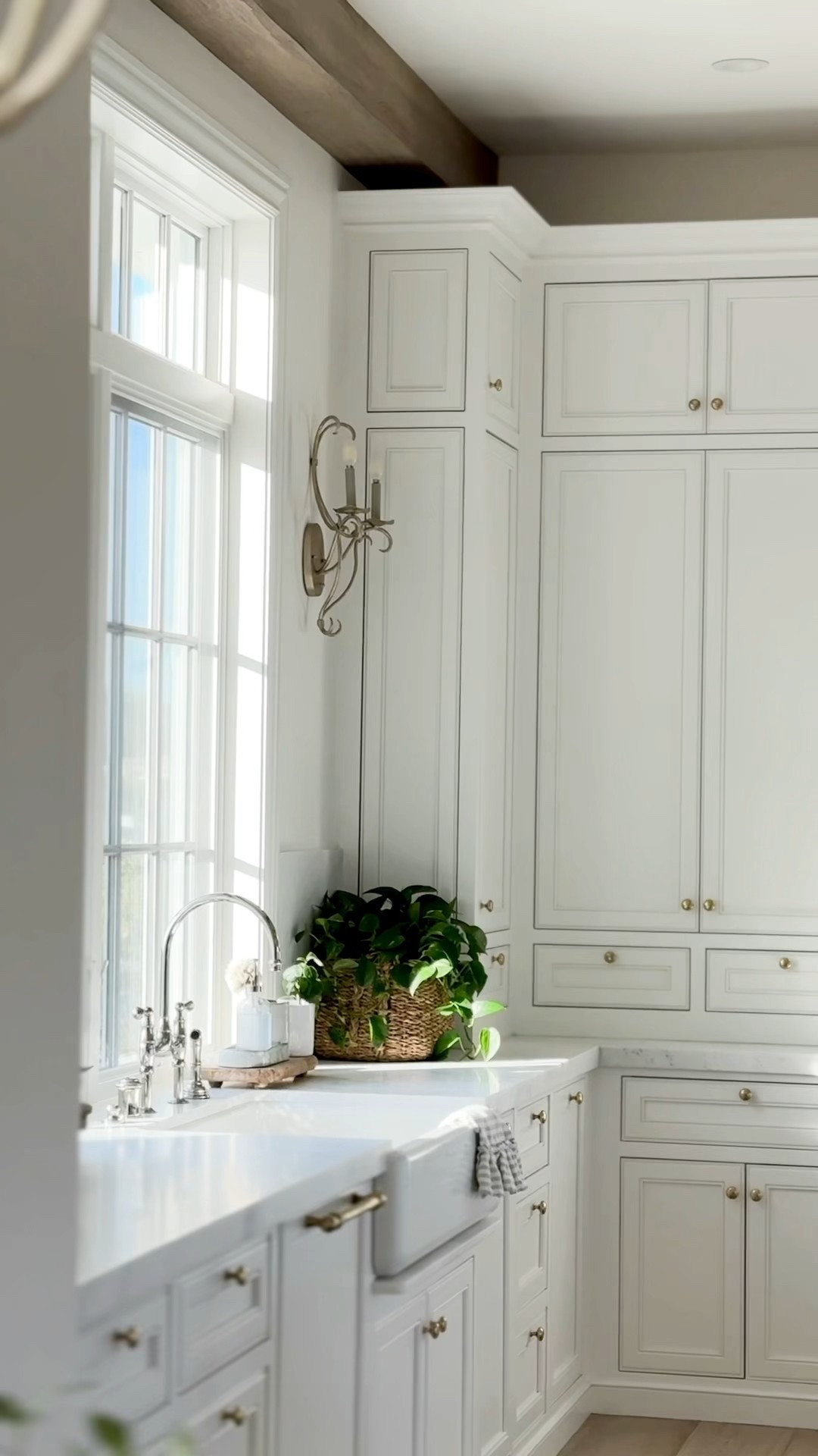 White kitchen, counter stools, kitchen faucet, pendant lighting, kitchen decor, kitchen sinks

#LTKHome #LTKSaleAlert