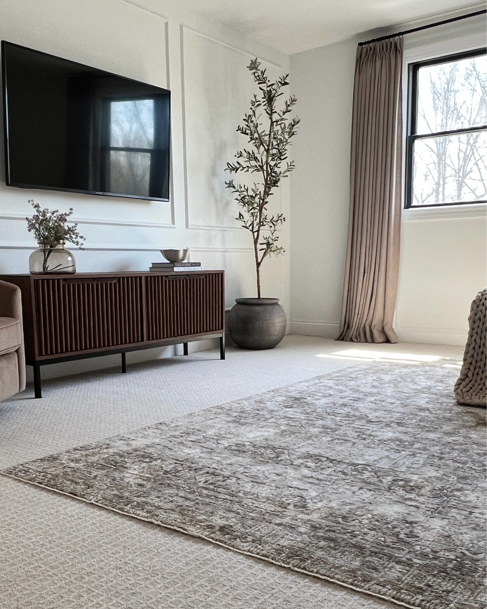 AMBER LEWIS x L O L O I  Spring 2024 Launch! 

Honora HON-04 Bark/Dove 

#loloilook # amberlewisxloloi 

#LTKhome