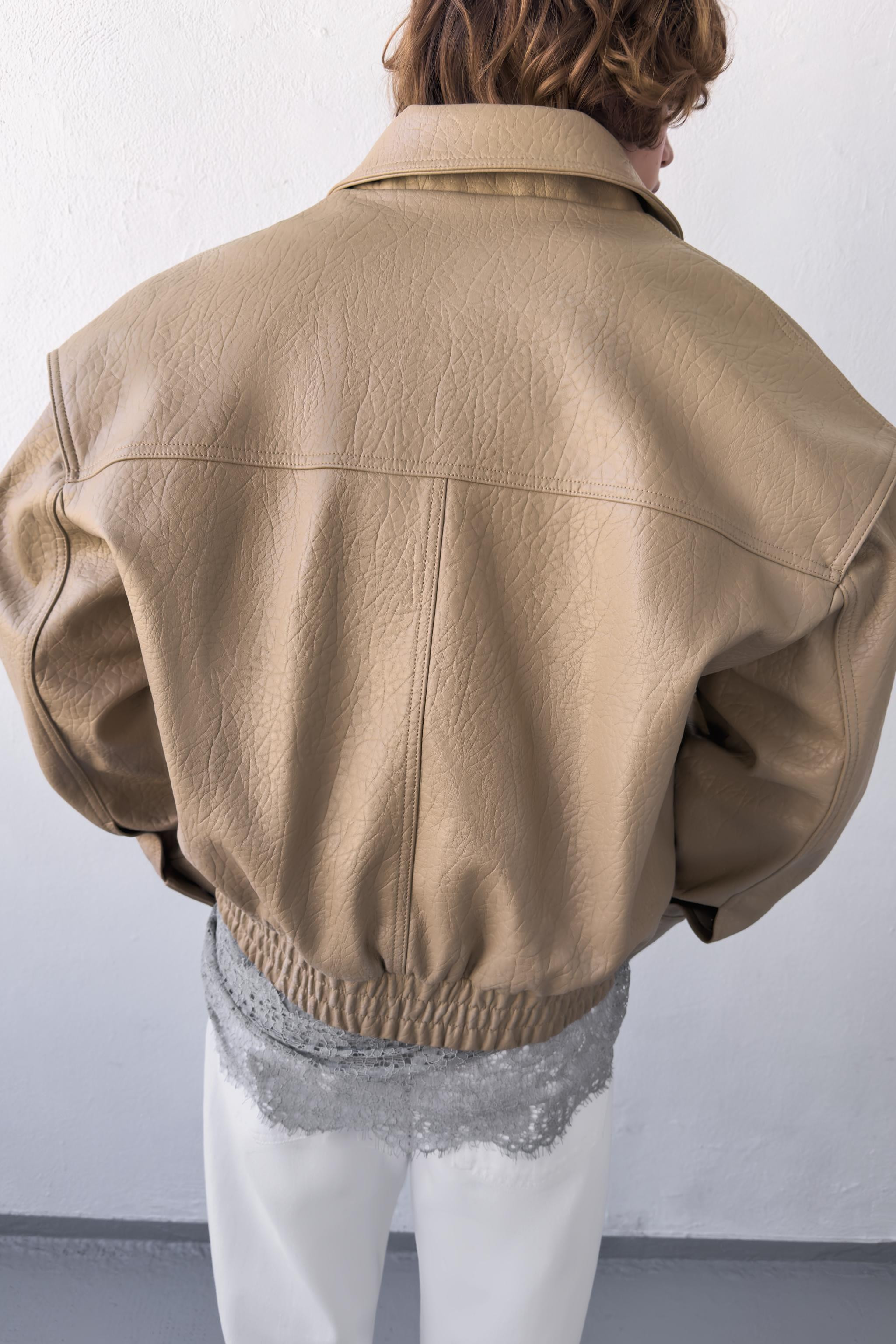 Model height: 176 cmJacket with a lapel collar. Drop-shoulder long sleeves with elasticated cuffs... | Zara UK