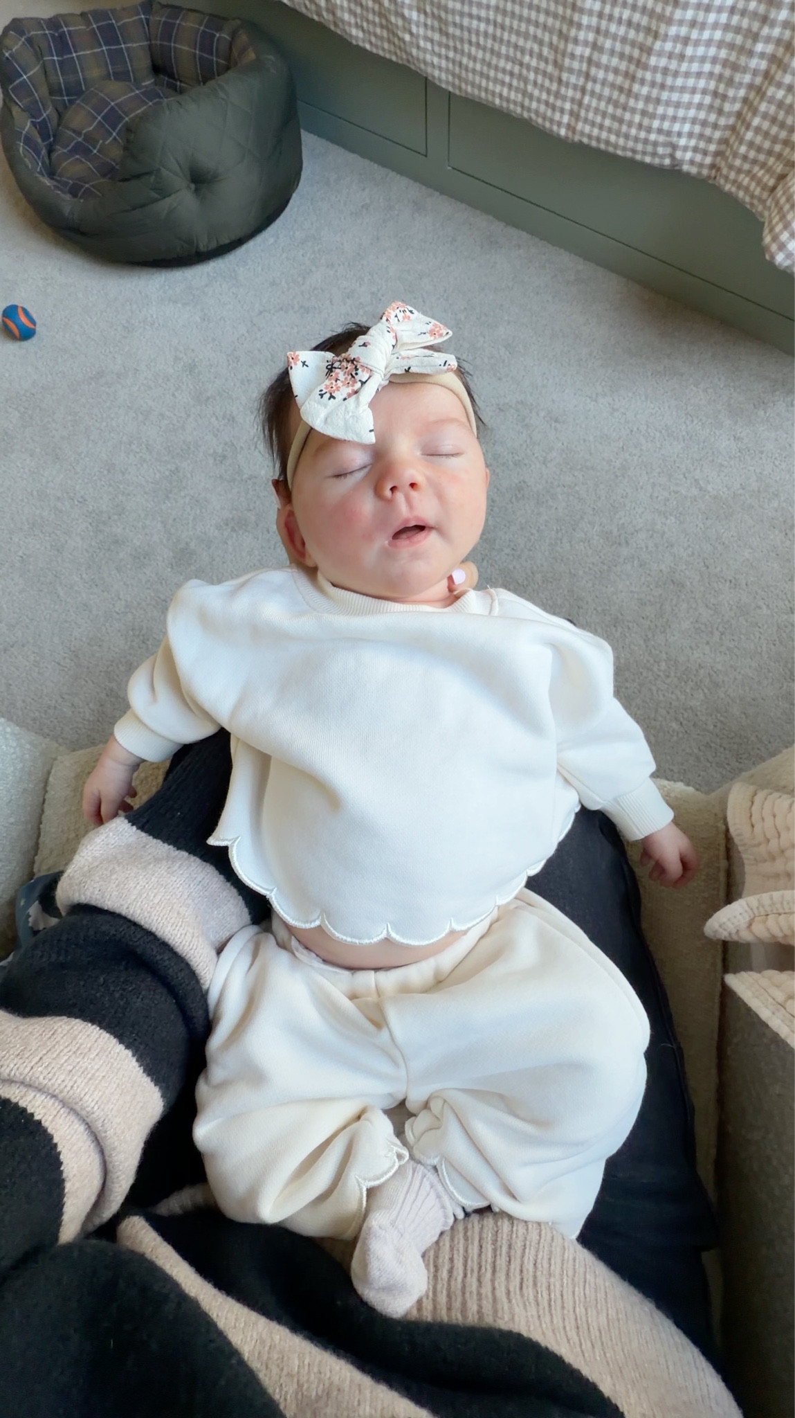 Amazon scalloped baby sweatsuit is just the cutest! Also her bow comes in a pack of 10 for $8!

#LTKKids #LTKBaby #LTKmomlife