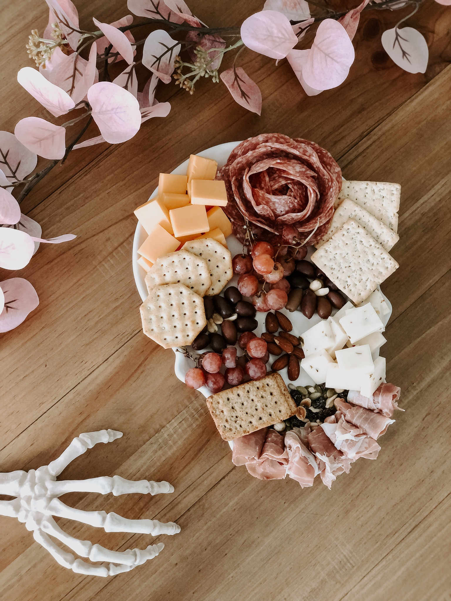 Halloween charcuterie board #halloweendecor #skeleton #skeletonplatter #skeletonplate #halloweenplatter

#LTKhome #LTKHalloween #LTKSeasonal