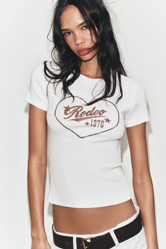 T-SHIRT MIT KURZEN ÄRMELN UND SCHRIFTZUG | Zara DE