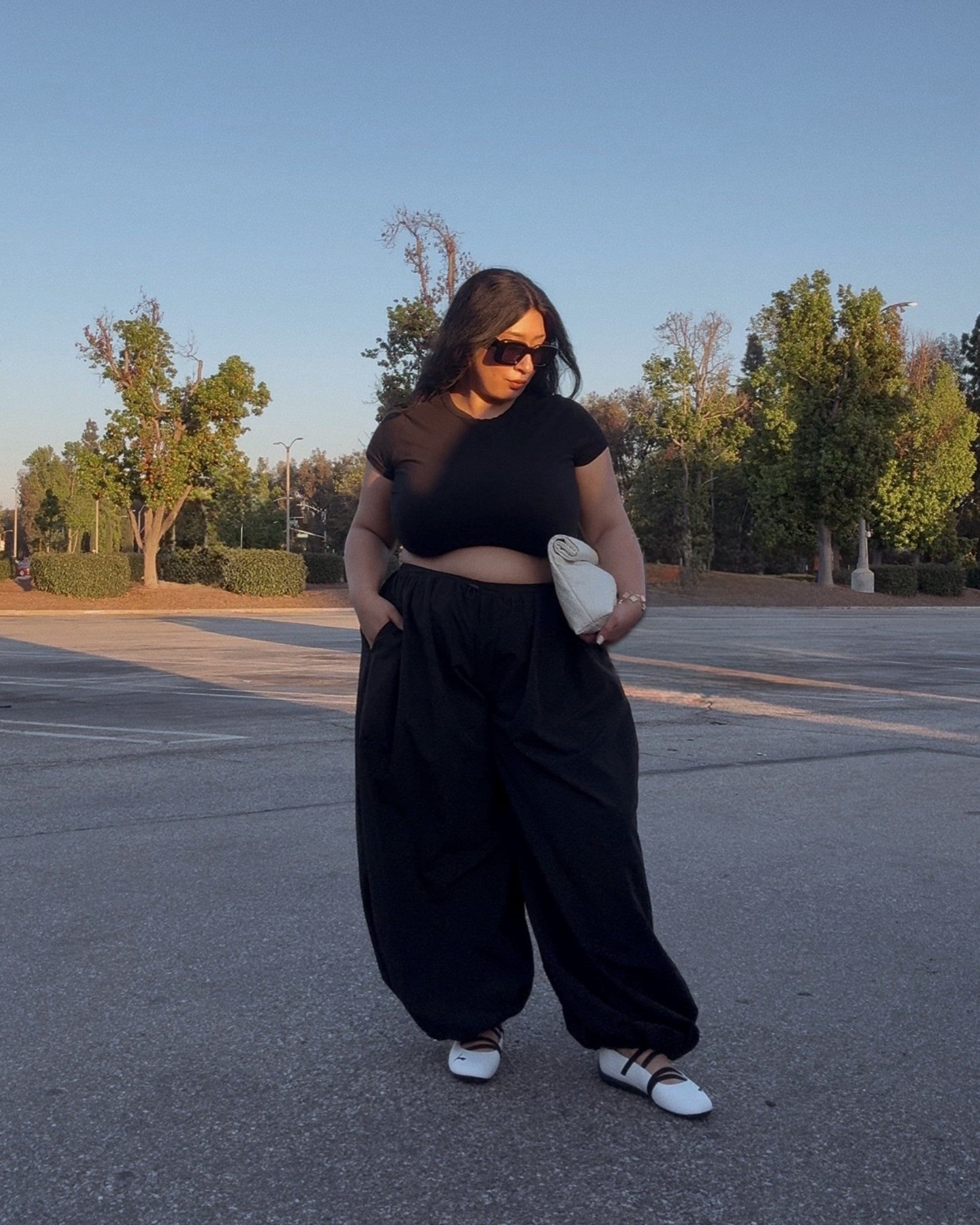 All black spring outfit wearing ballon pants (size L for reference)

#LTKMidsize #LTKPlusSize