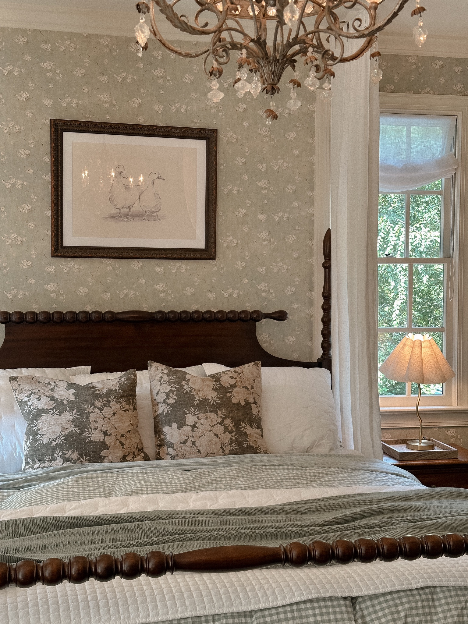 Master bedroom - home decor, bedding, throw pillows, wallpaper, art 

#LTKFallSale #LTKHome