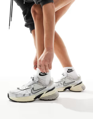 Nike V2K Run unisex sneakers in white and silver | ASOS | ASOS (Global)