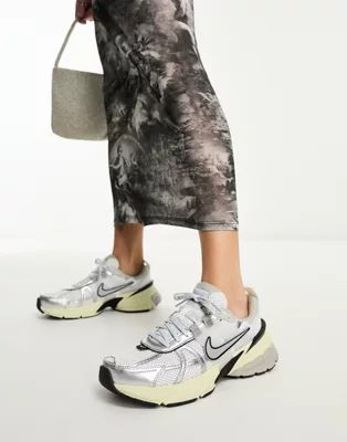Nike V2K Run unisex sneakers in white and silver | ASOS | ASOS (Global)