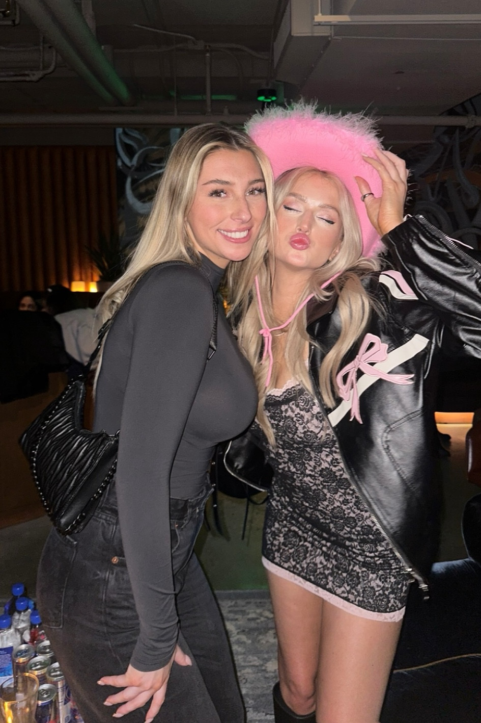 All black outfit 🖤 

skims l aritzia l black outfit 