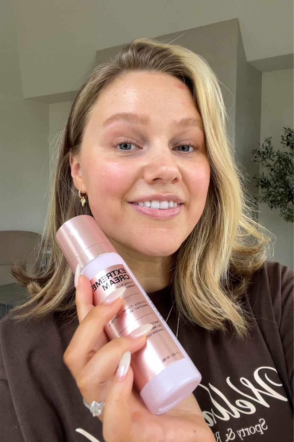 Ultra hydrating, thick and creamy, reduces fine lines and wrinkles, love this under makeup or at night for the ultimate glowy dewy hydrated skin!! A must for dry skin seriously it’s insane  