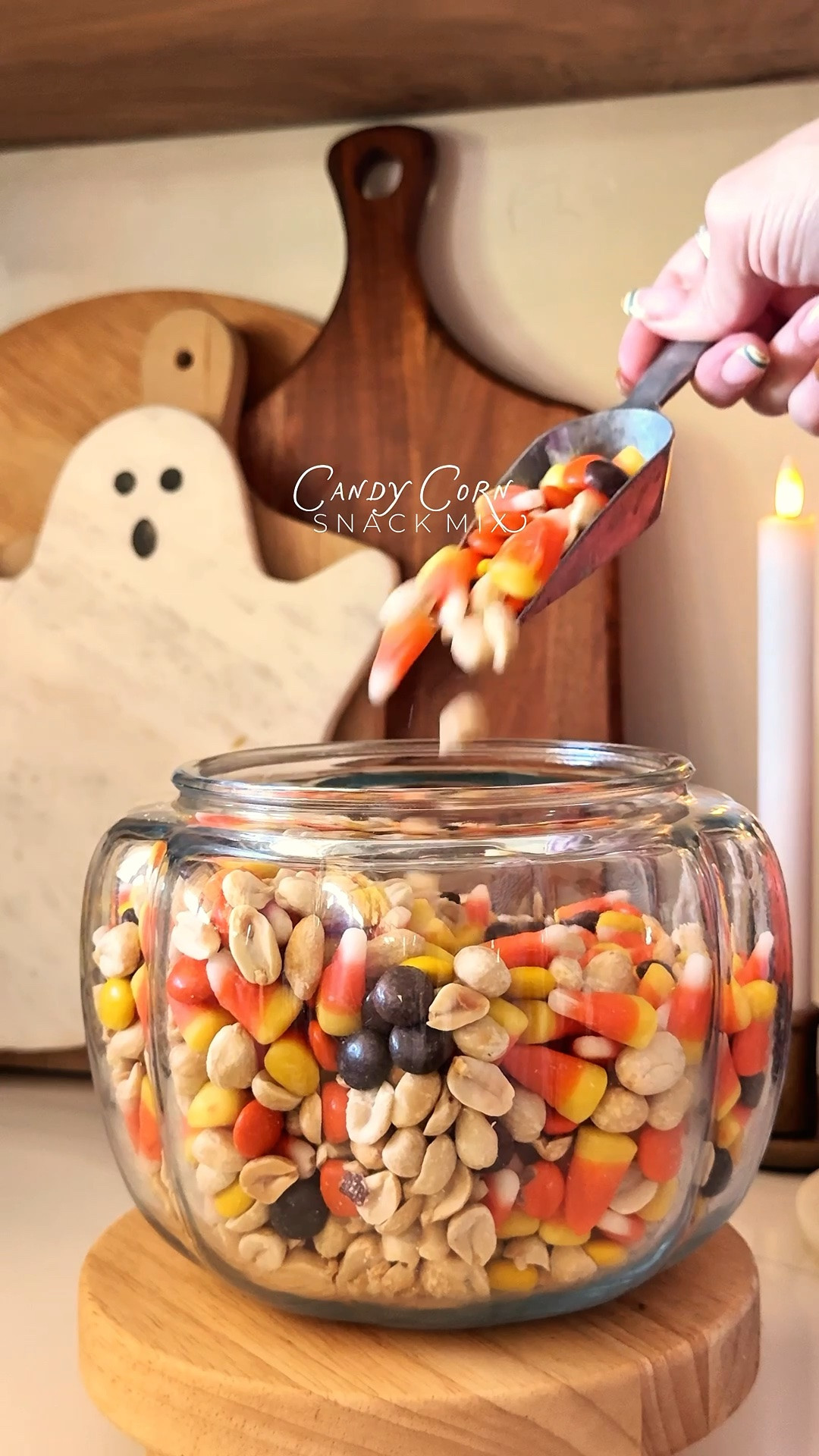 Our fav go-to fall snack: candy corn, salted peanuts + Reese’s pieces. Don’t knock it till ya try it 🧡💛👻