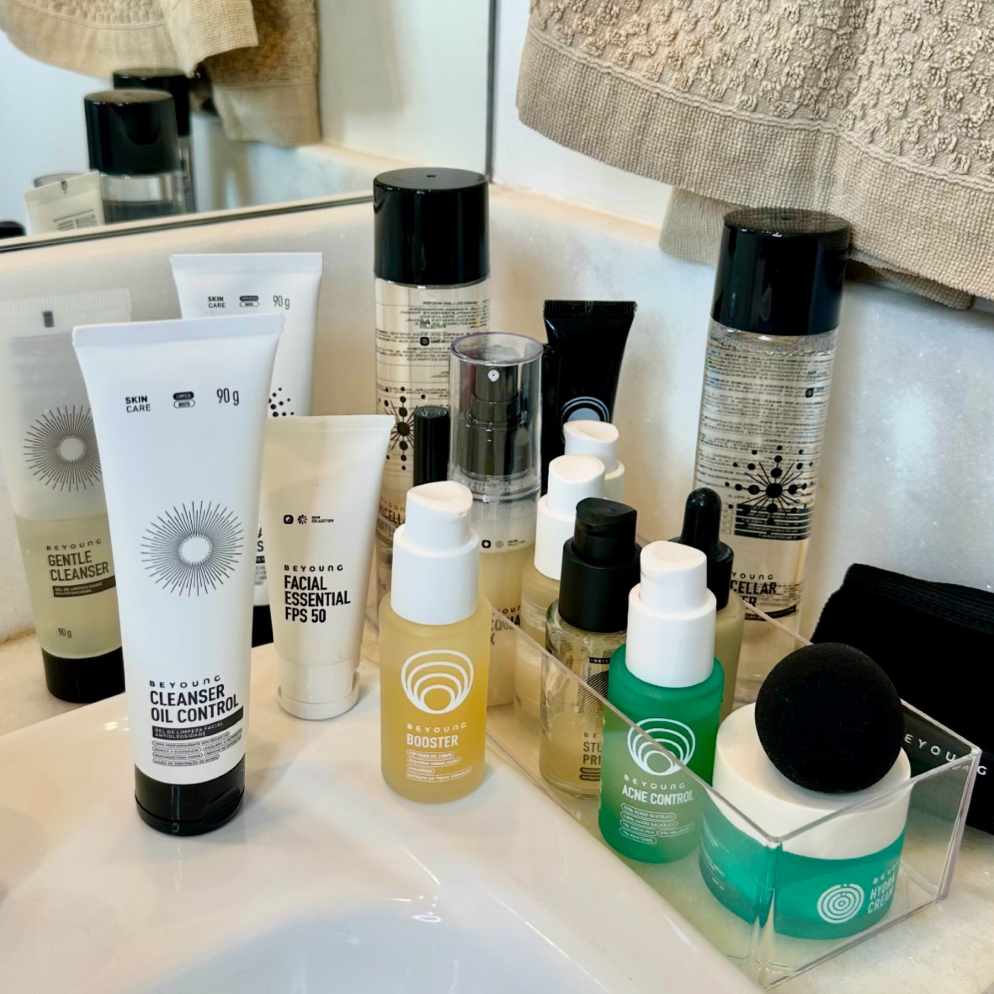 #Sextou com #cupom 🏷️ MICHELEBOTAN10 para você renovar seus itens de #skincare no site da @beyoung 🖤 
.
.
.
#beyounglovers #beyoung #skincareroutine #skincareproducts #skincarecommunity