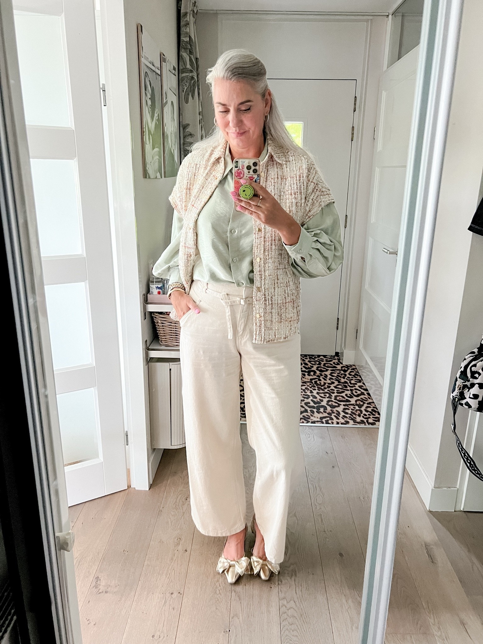 OOTD - Woensdag. Een beige twill broek (maat 42) onder een groene satijnen blouse (Norah) met daarover een tweed/bouclé gilet (Norah). Goudkleurige slingbacks met strik (oud, Zara)

#LTKnederlands #LTKeurope #LTKworkwear