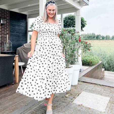 Tall polka dot dress made out of 100% viscose. Puff sleeves, shirred bodice and a flowy midi skirt. I am wearing size 42. 



#LTKeurope #LTKstyletip #LTKcurves