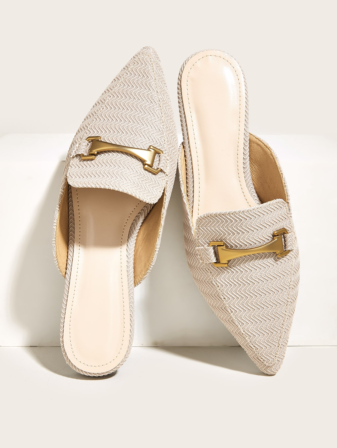 Mules planos con diseño metal de punta | SHEIN