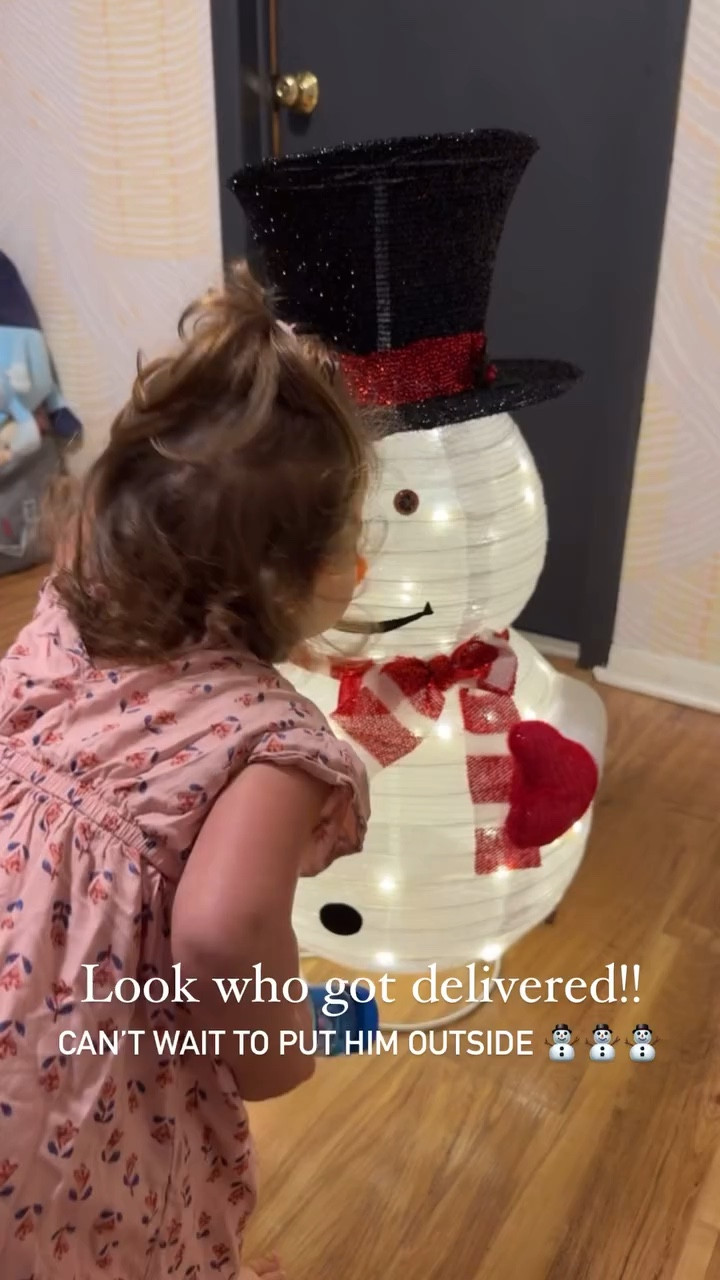 Look who got delivered!! CAN’T WAIT TO PUT HIM OUTSIDE ⛄️⛄️⛄️ the cutest outdoor snowman from Wayfair! It’s perfect for the holidays and through winter for outdoor decor! Linked other outdoor decor too!



#LTKSeasonal #LTKHoliday #LTKHome