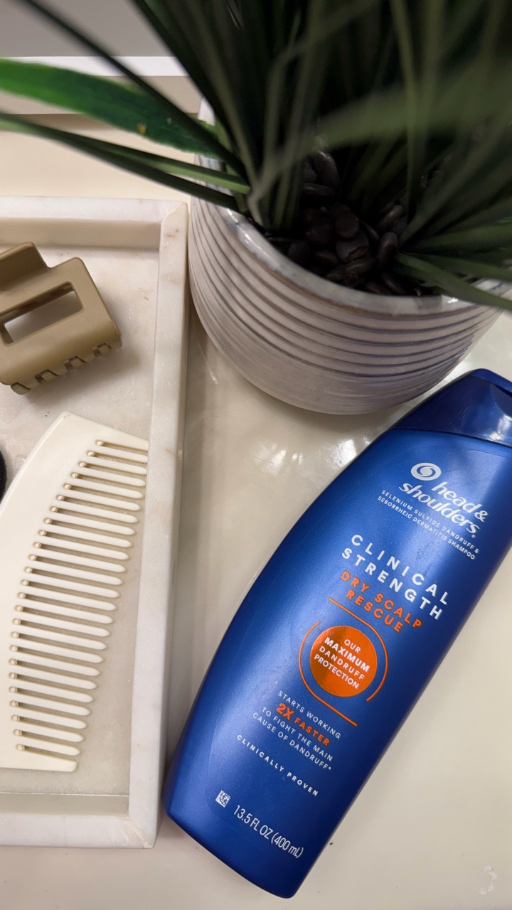 ✨ Relieves dry scalp fast! Leaves hair clean, refreshed, and flake free. A total confidence boost with every wash and totally worth it. 

@influenster @headandshoulders #complimentary #GoodbyeDryScalp #headandshoulders #influenster #haircare