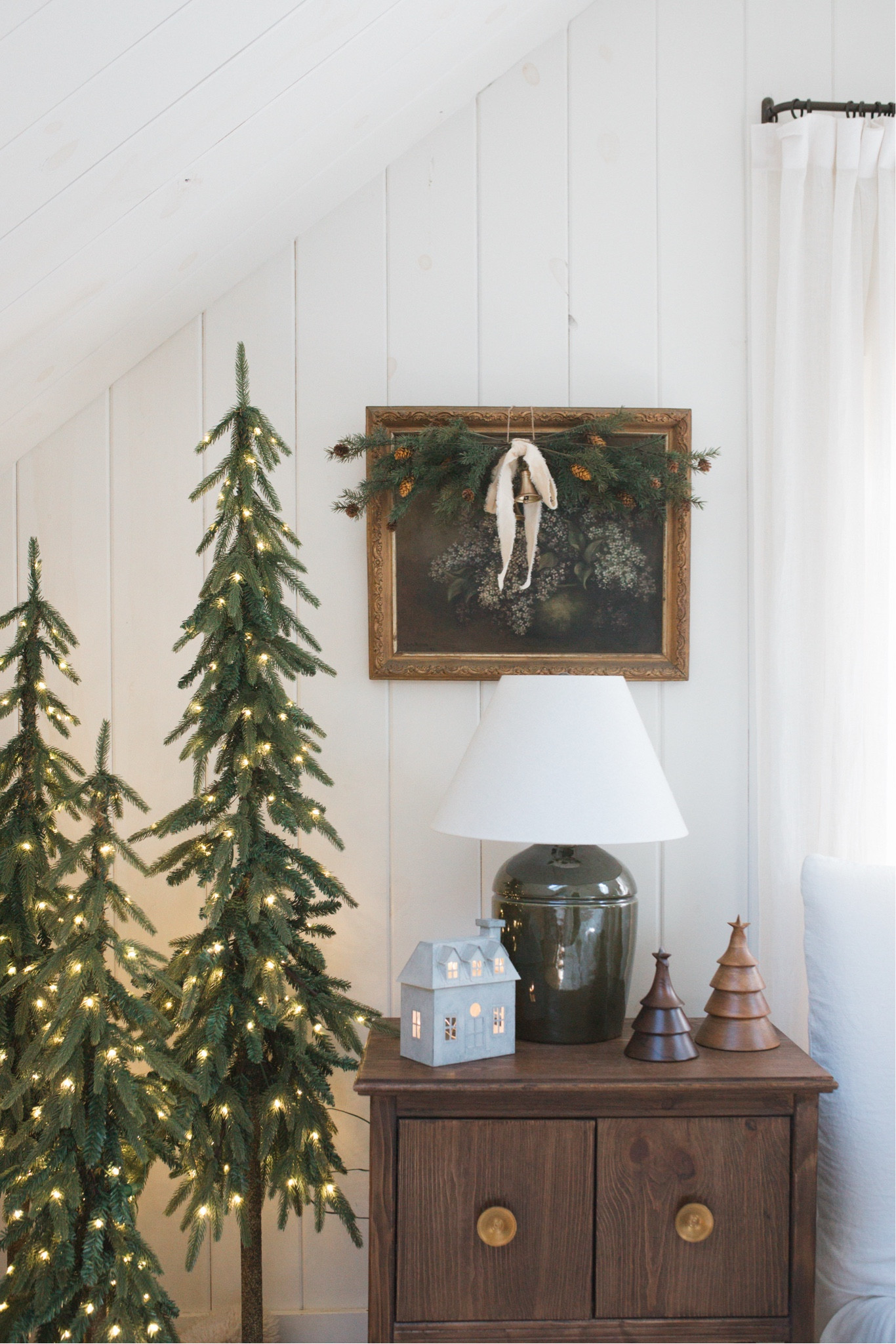 Christmas bedroom details ✨🎄 #christmasbedroom #christmashome

#LTKSeasonal #LTKHome #LTKHoliday