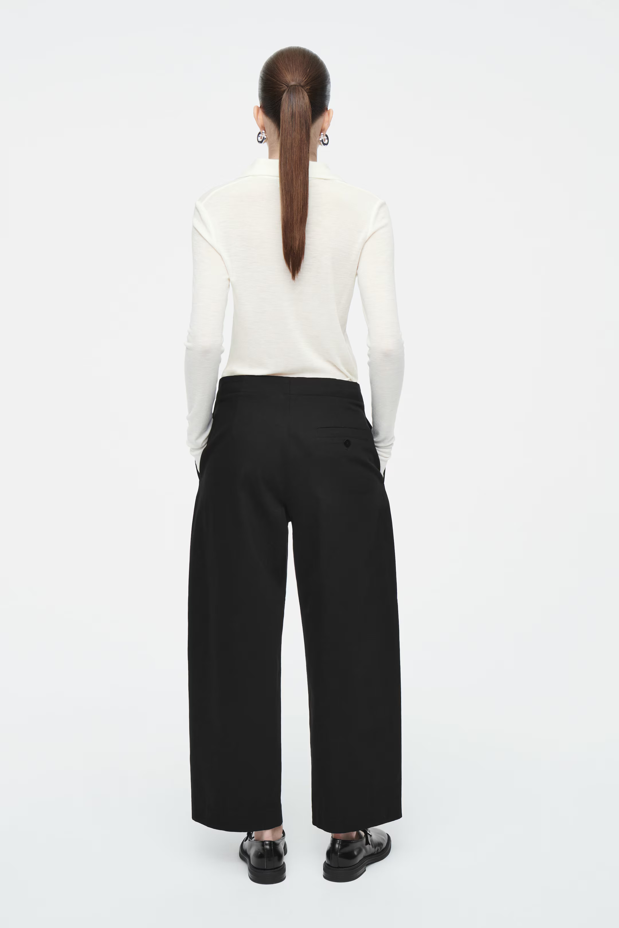 PANTALON CHINO PLISSÉ STYLE BARREL - NOIR | COS (EU)