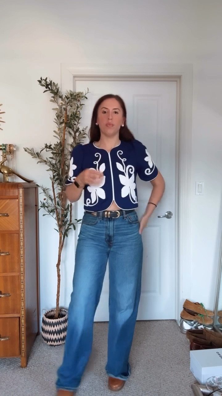 I think it’s the Polish in me that’s  really in love with this top 💙

Top: @hunterbellnyc 
Jeans: @levis 
Boots @toryburch 
Belt: thifted